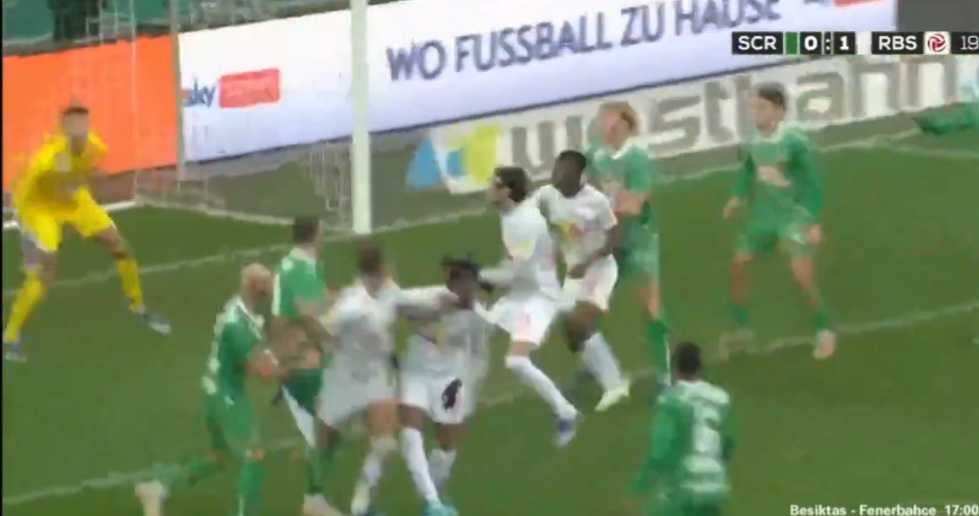 Niecodzienny gol Kamila Piątkowskiego! Trafił do siatki, będąc ustawiony tyłem do bramki [WIDEO]