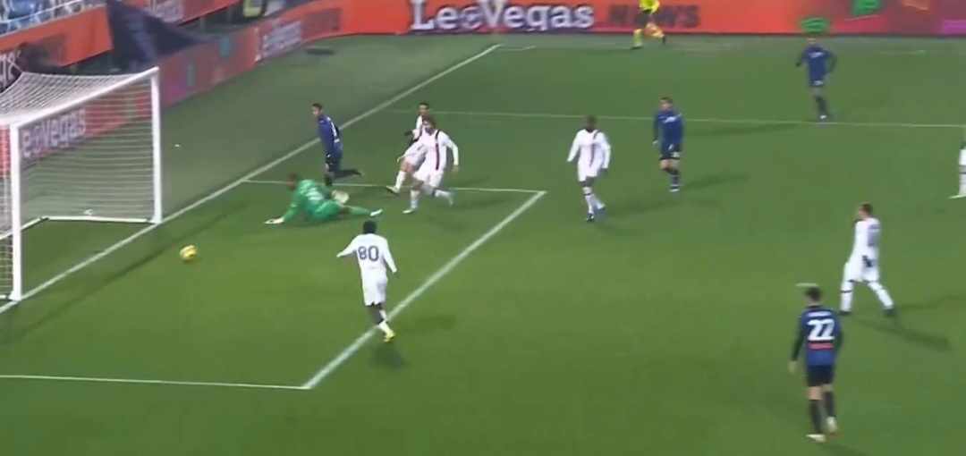Obłędny gol piętą w 95. minucie! AC Milan przegrał po katastrofalnej końcówce [WIDEO]