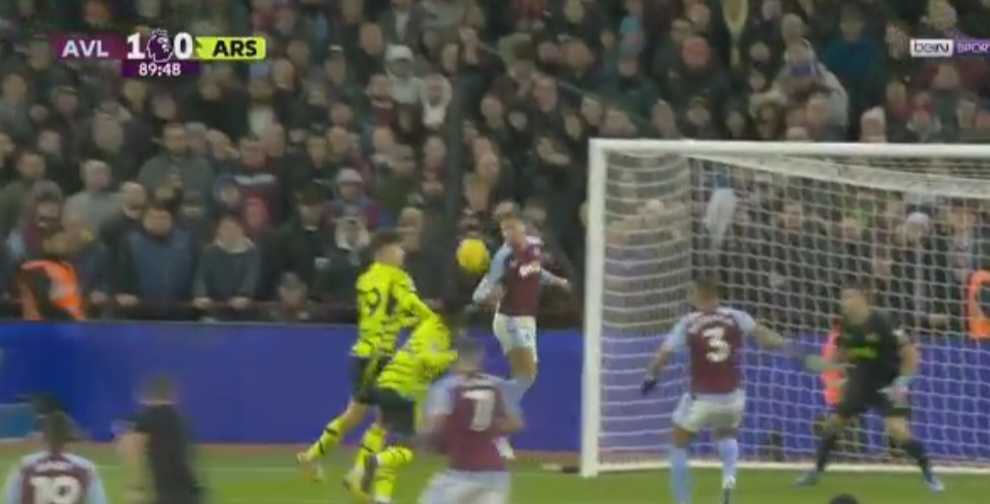 Aston Villa pokonała Arsenal! Gigantyczna kontrowersja, Matty Cash w roli głównej [WIDEO]