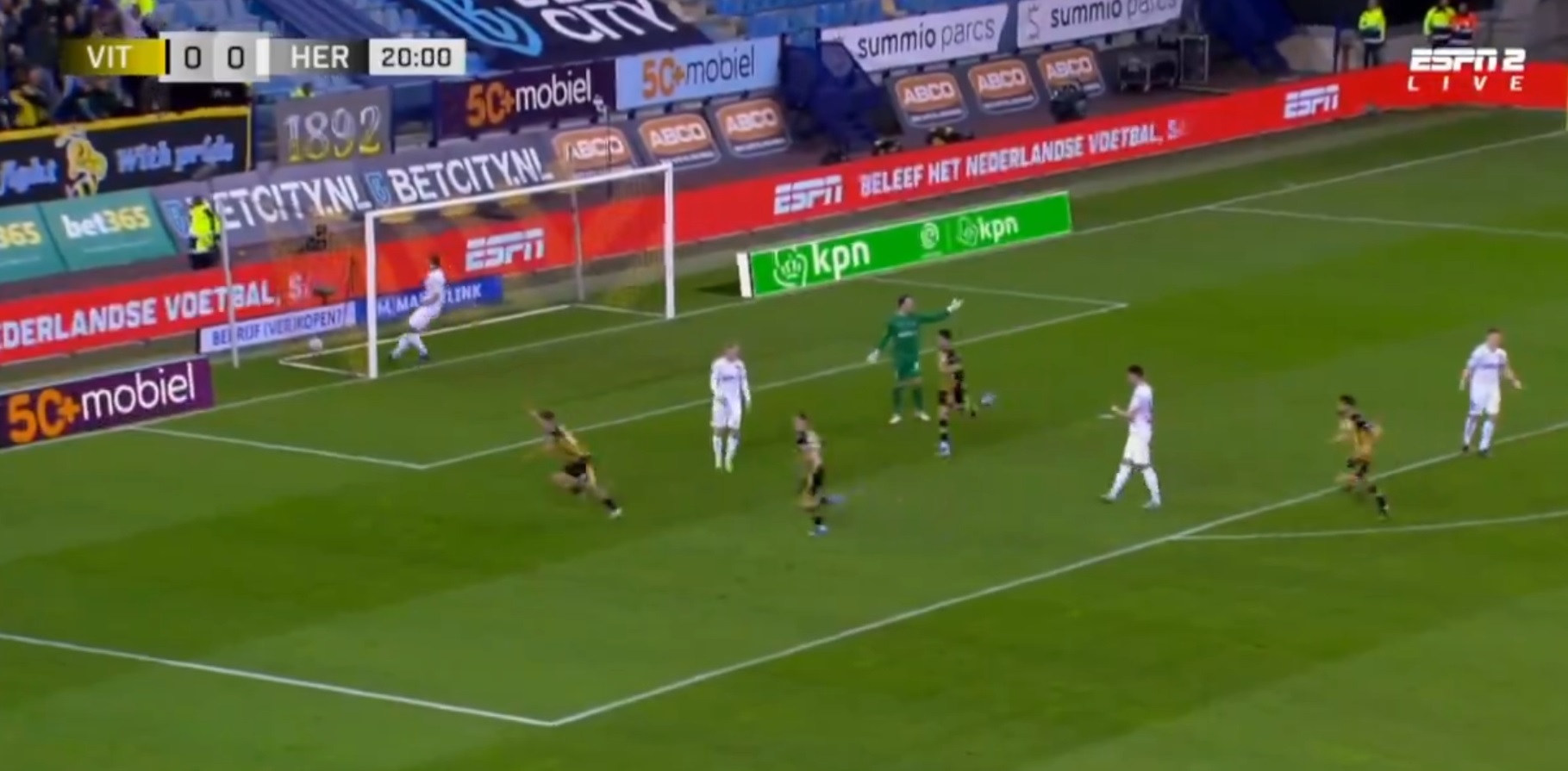 Asysta Kacpra Kozłowskiego w Eredivisie. Znakomite zagranie Polaka dało prowadzenie [WIDEO]