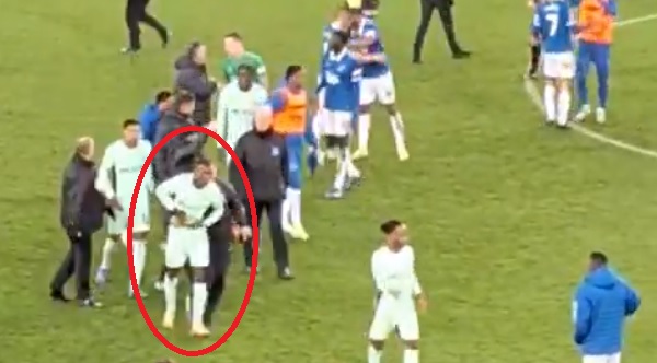 Piłkarz Chelsea starł się z zawodnikami Evertonu. Mauricio Pochettino wkroczył do akcji [WIDEO]