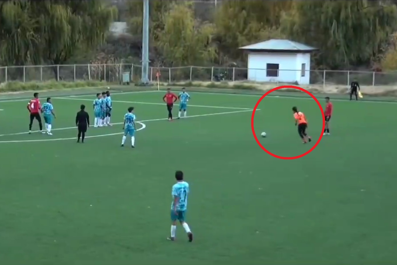 Kuriozalne sceny w ligowym starciu. Bramkarz podszedł do rzutu wolnego. Tego nikt się nie spodziewał [WIDEO]