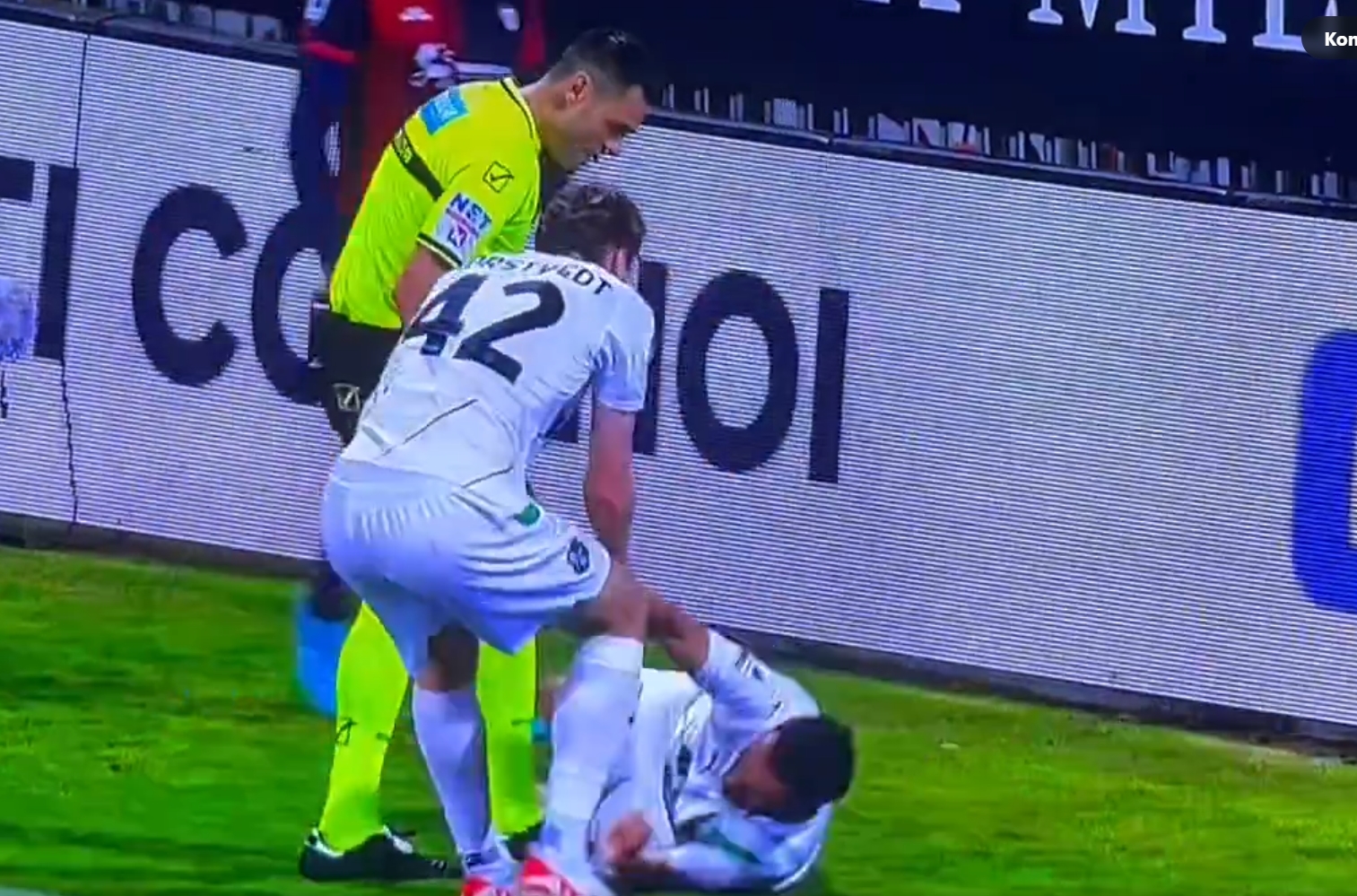 Kuriozalna sytuacja w Serie A. Piłkarski cyrk, wciągnął kontuzjowanego piłkarza na boisko [WIDEO]