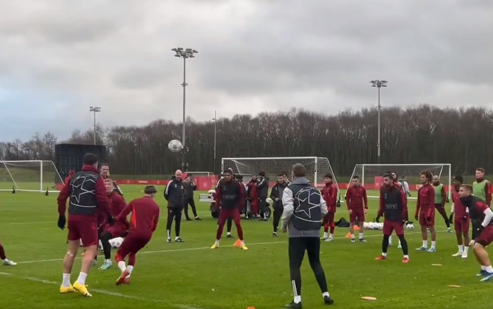 Dziennikarz pokazał, jak Manchester United gra w "dziadka". Kibice nie mogą w to uwierzyć [WIDEO]