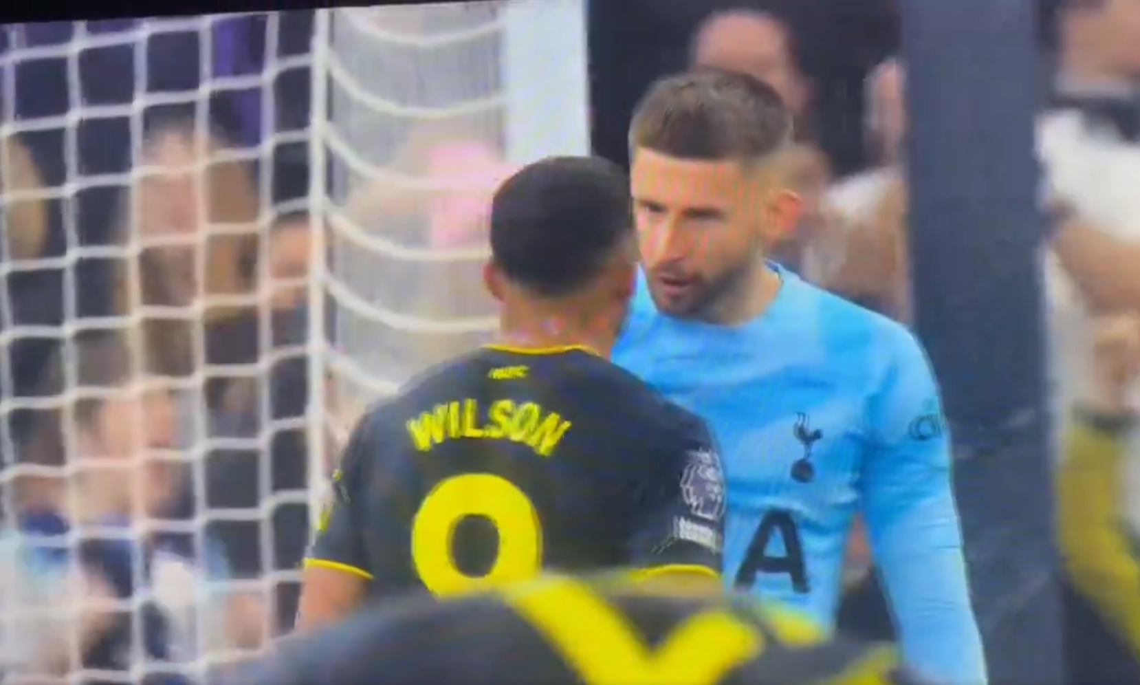 Bramkarz Tottenhamu starł się z rywalem, wyśmiał go po strzale. Napastnik zareagował [WIDEO]