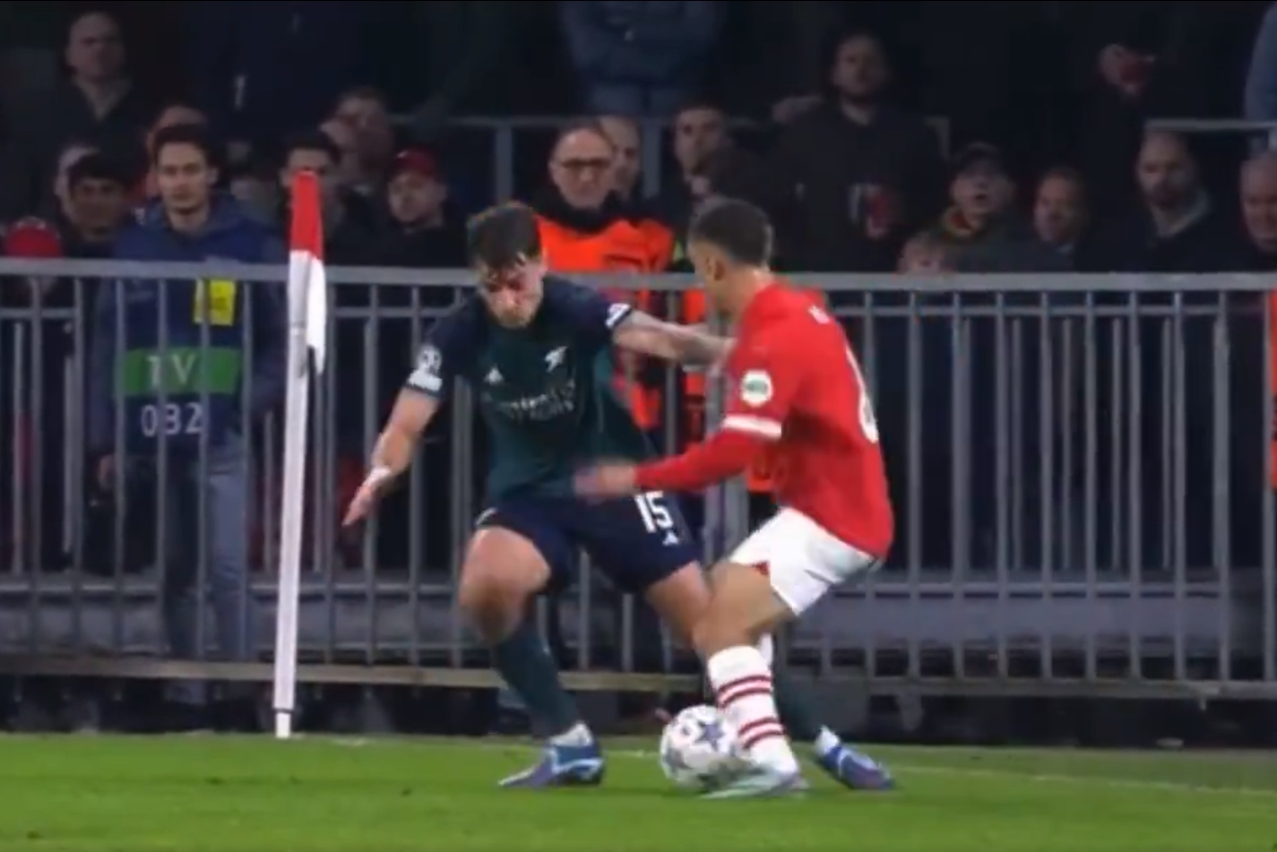 Były gracz FC Barcelony założył "siatkę" Kiwiorowi. Piłkarze na ławce aż złapali się za głowę [WIDEO]