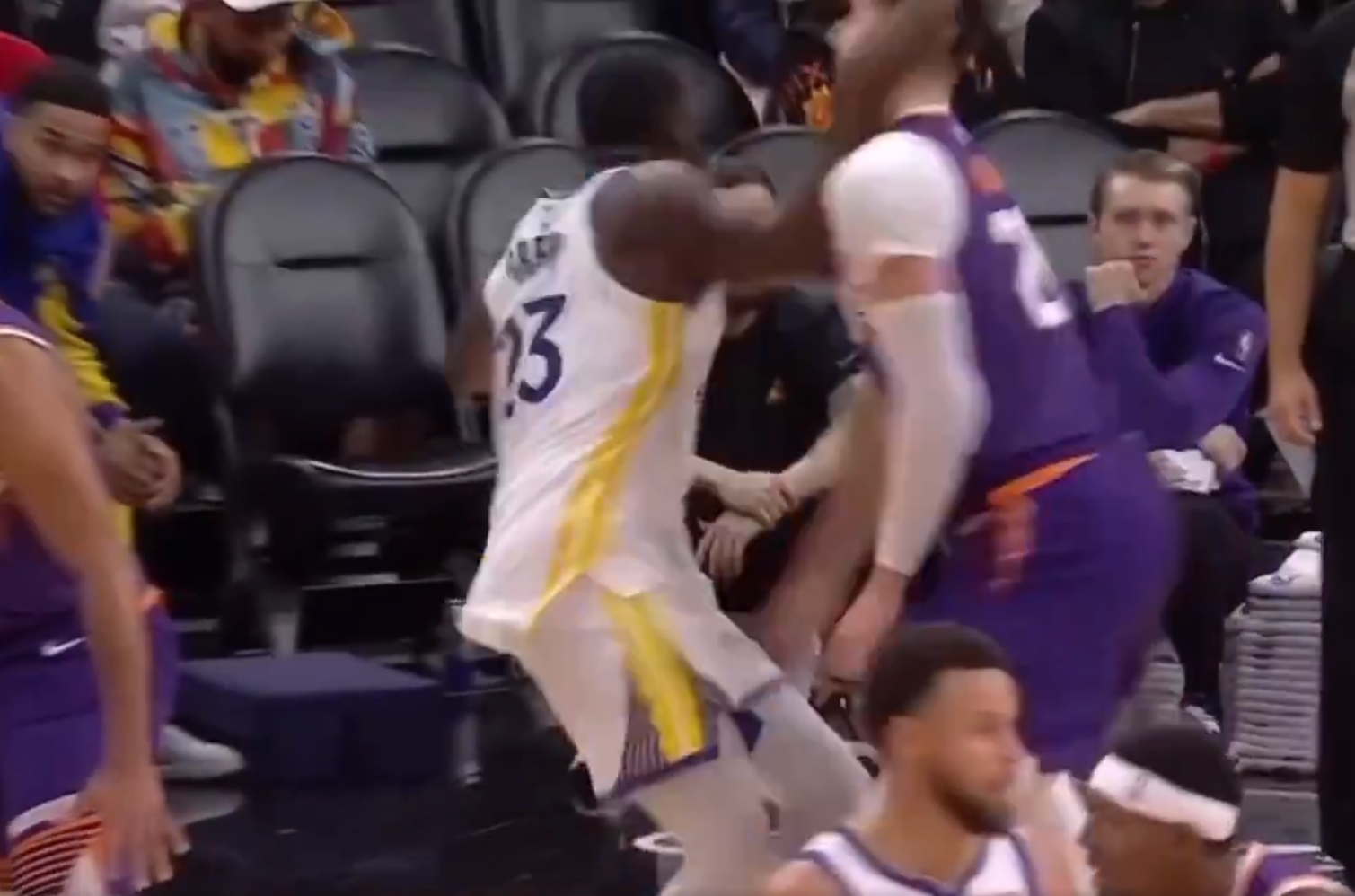 Skandal w meczu NBA. Gwiazdor uderzył rywala pięścią w twarz, wyleciał z parkietu [WIDEO]