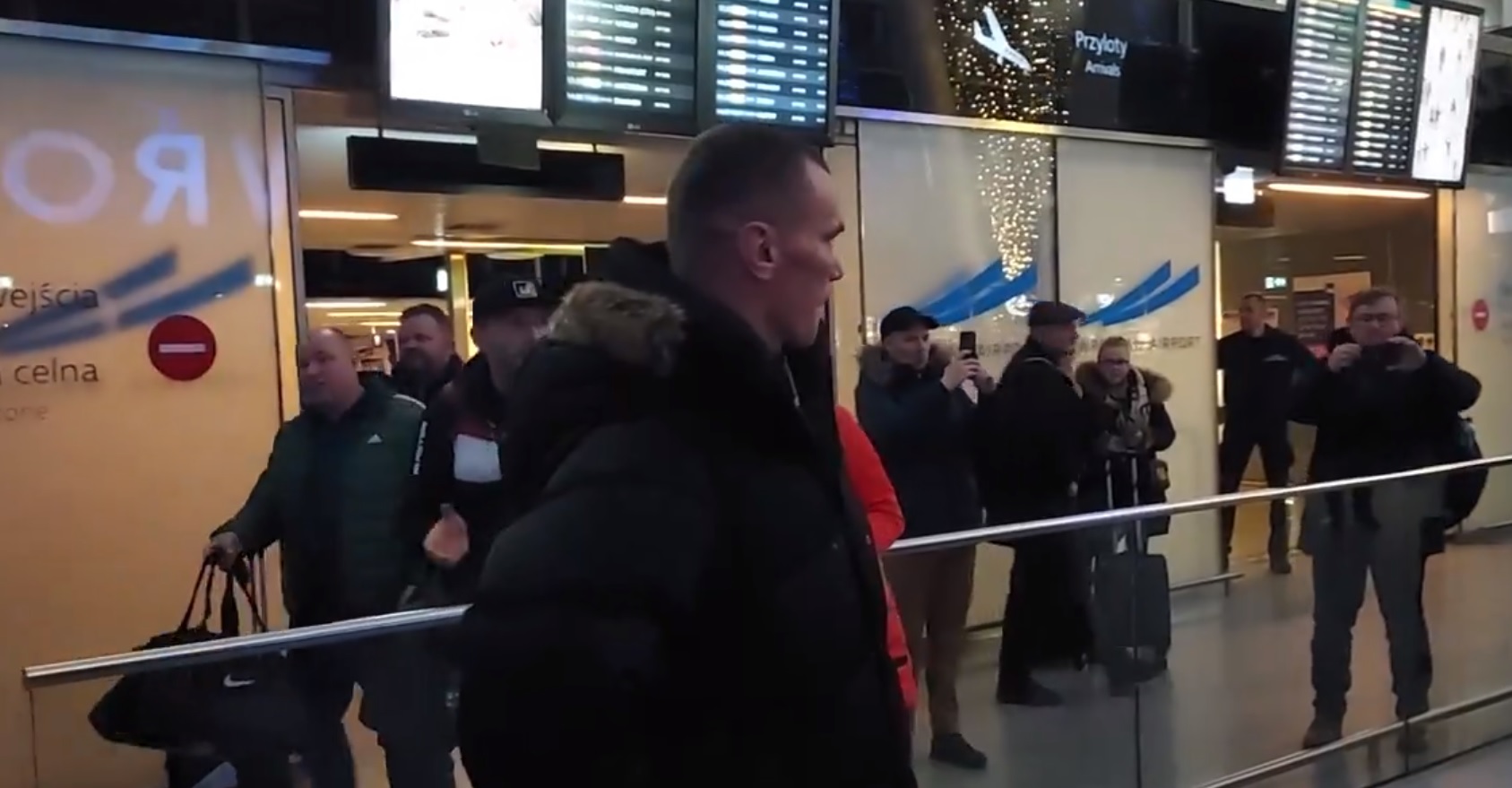 Mateusz Masternak wrócił do Polski. Tak przywitali go kibice obecni na lotnisku [WIDEO]