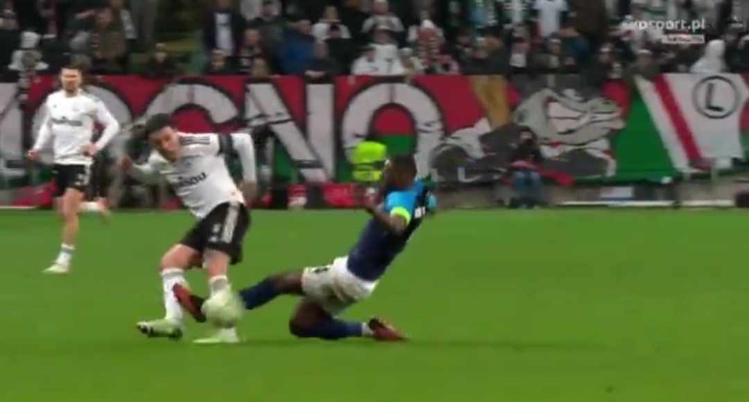 Bandycki faul rywala Legii Warszawa! Obrońca AZ Alkmaar musiał wylecieć z boiska [WIDEO]
