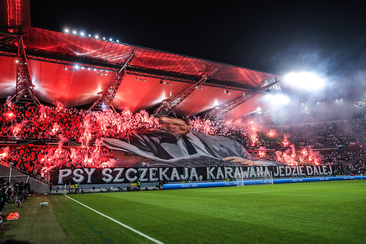 Kibice Legii Warszawa przebili... młot pneumatyczny. Zmierzono głośność dopingu podczas meczu z AZ Alkmaar