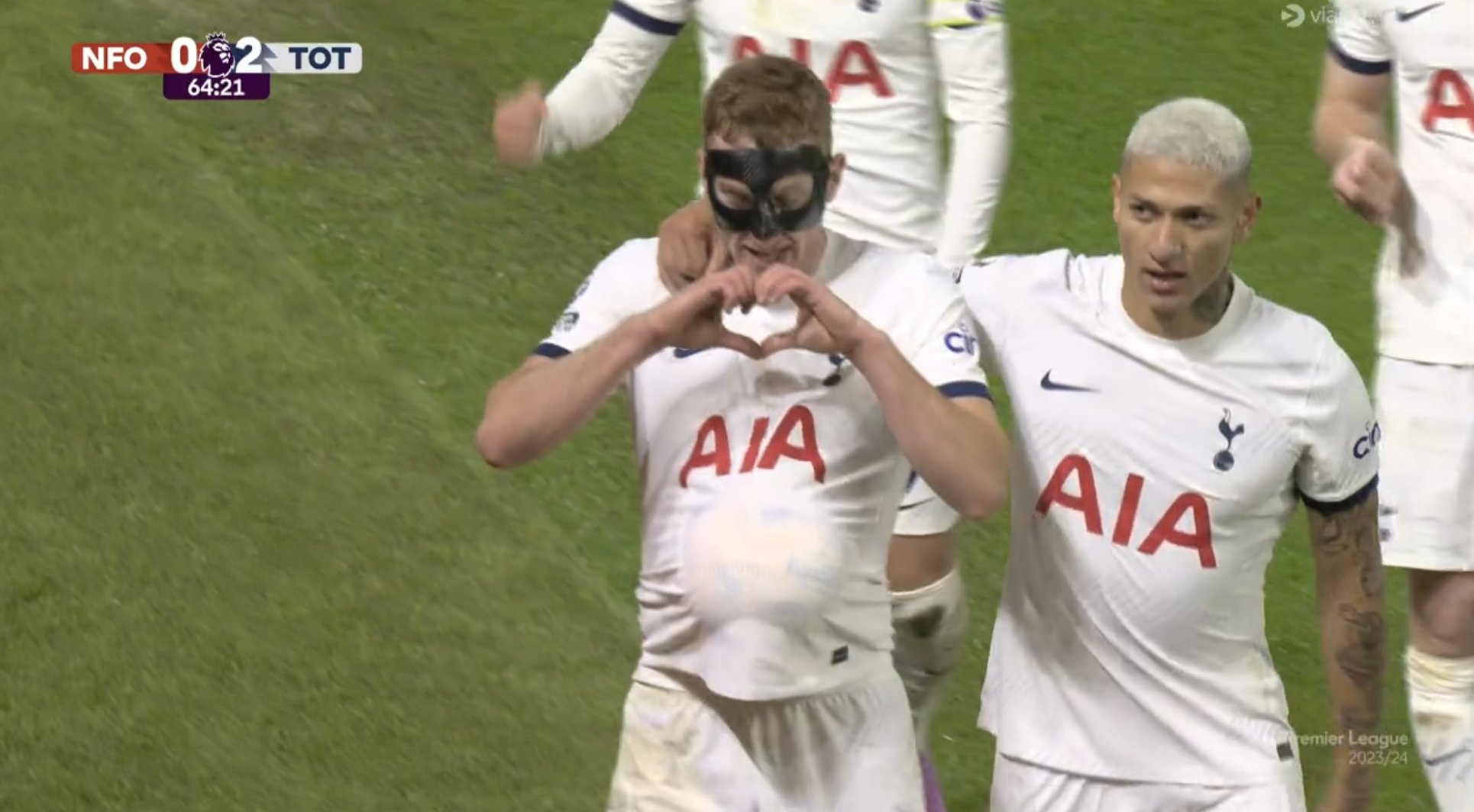 Tottenham odskoczył Manchesterowi United. Czerwona kartka nie zatrzymała "Spurs" [WIDEO]