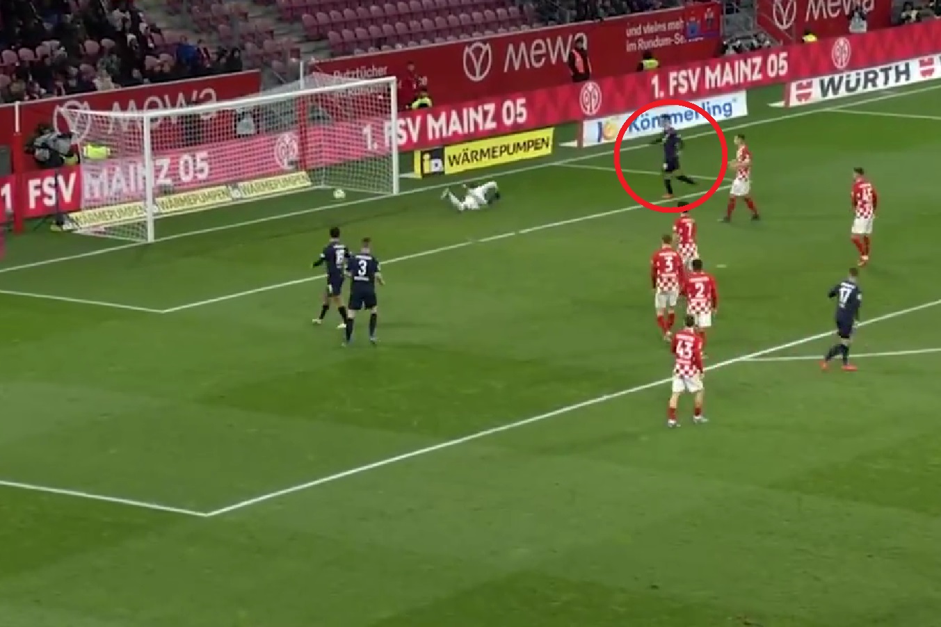 Dobił piłkę do bramki i... pozbawił swoją drużynę gola. Kuriozalna akcja w Bundeslidze [WIDEO]