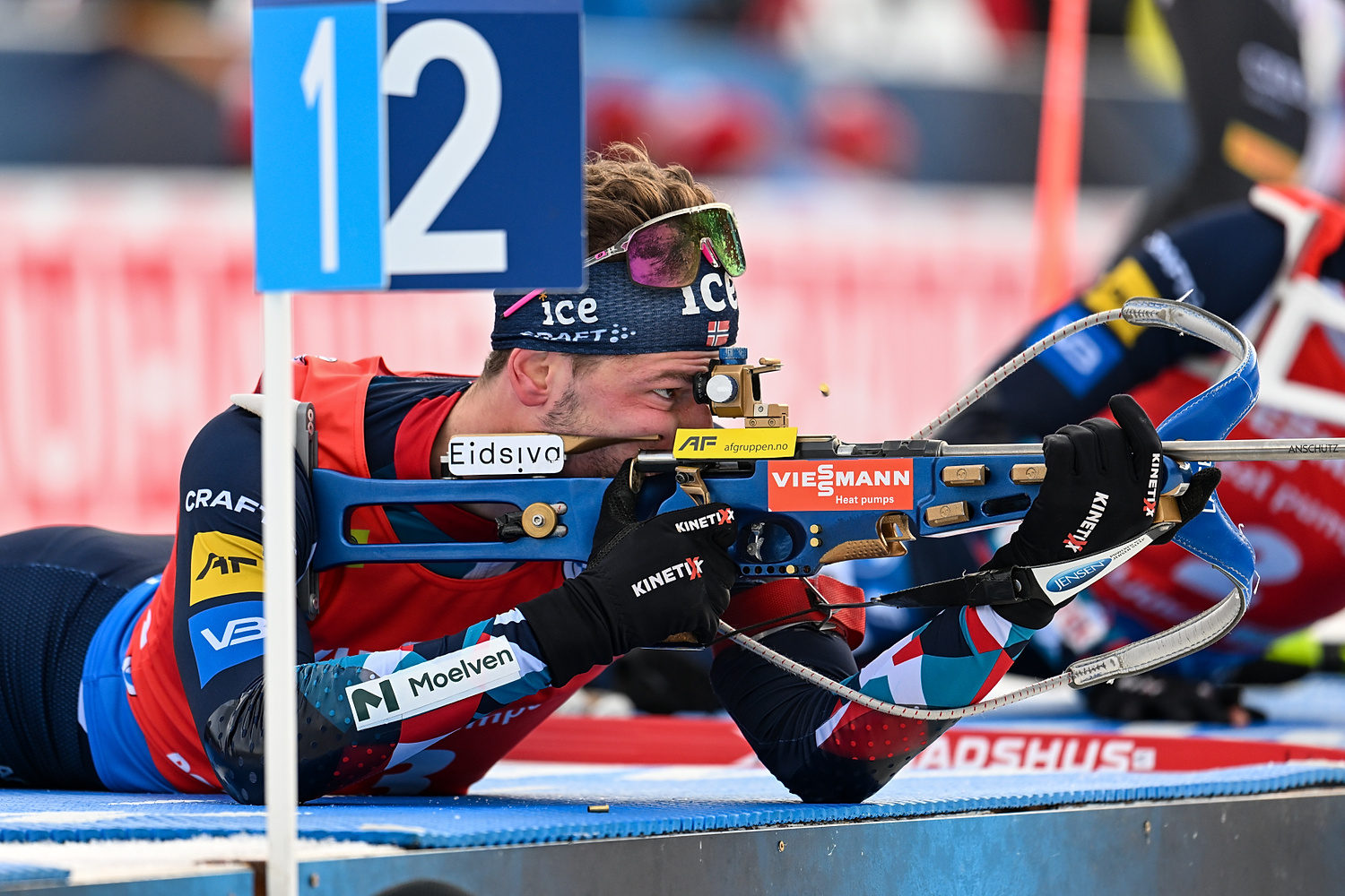 Czołowy biathlonista świata wykluczony z zawodów. Wystrzelił z broni w hotelu