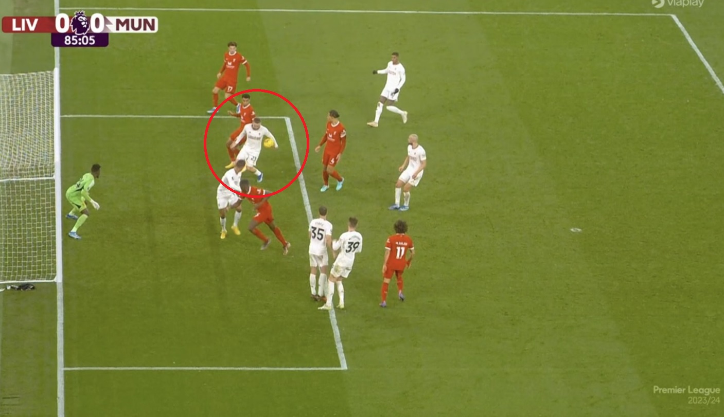 Liverpool nie znalazł sposobu na Manchester United! Spora kontrowersja w końcówce hitu Premier League [WIDEO]