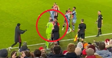 Zaskakujące sceny w Premier League. Unai Emery wbiegł na boisko i przerwał szarpaninę [WIDEO]