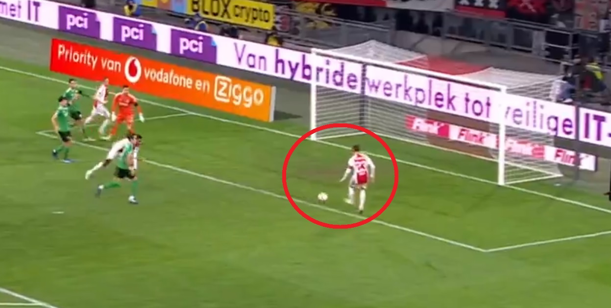 Koszmarny błąd piłkarza Ajaksu. Był sam przed pustą bramką, ale się skompromitował [WIDEO] 