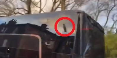 Skandaliczne zachowanie kibica Liverpoolu. Zaatakował autokar Manchesteru United [WIDEO]