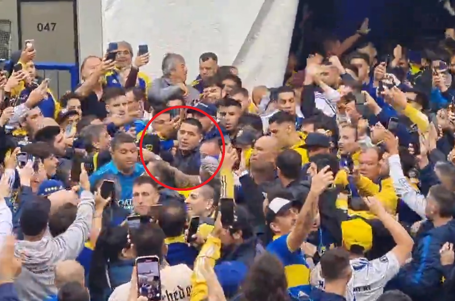 Legenda została prezesem słynnego klubu. Szalone sceny pod stadionem, kibice okazali wsparcie [WIDEO]
