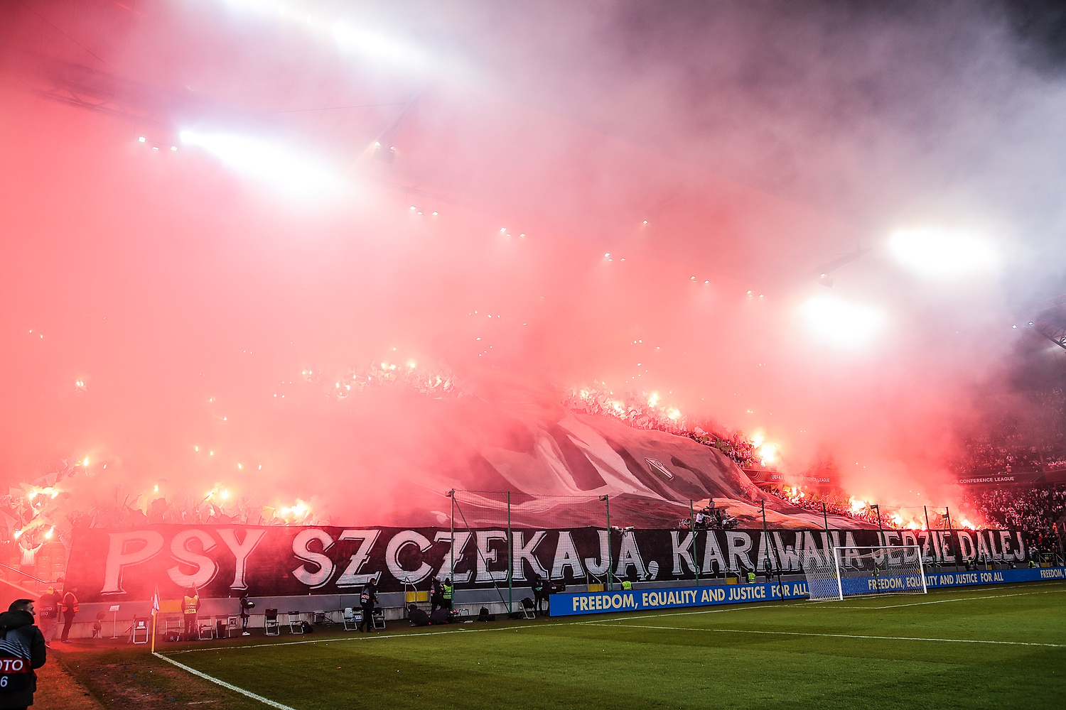 UEFA nie ma litości dla Legii. Wicemistrzowie Polski dostali kolejne kary za zachowanie kibiców