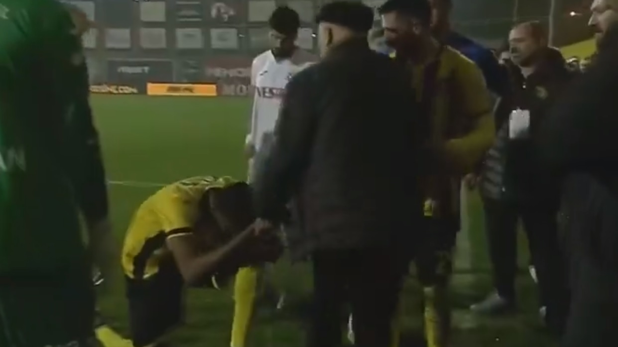 Kuriozum w Turcji! Prezes kazał drużynie zejść z boiska. Piłkarz uklęknął, by wybłagać zmianę decyzji [WIDEO]