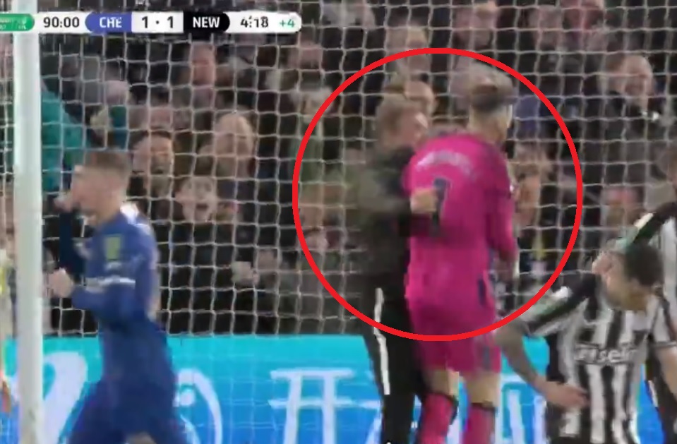 Skandaliczne zachowanie kibica Chelsea! Wpadł na murawę i szturchnął bramkarza Newcastle [WIDEO]