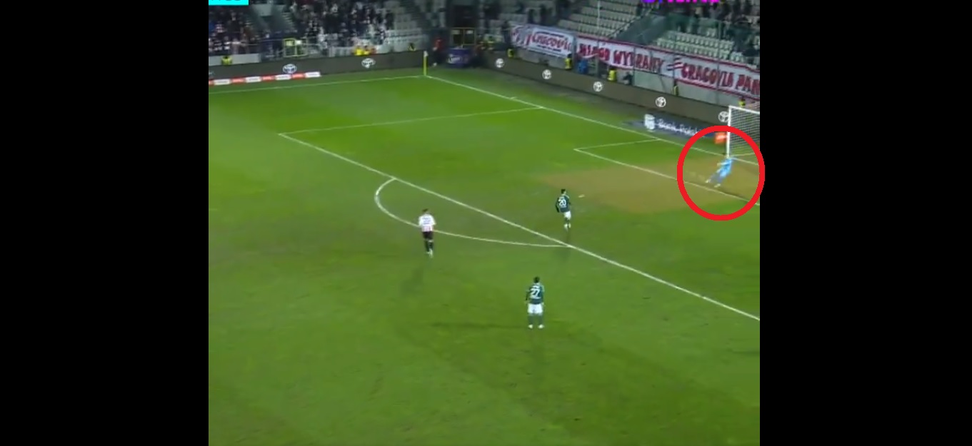 Bramkarz Cracovii zaliczył asystę przy golu! Reakcja była rozbrajająca [WIDEO]