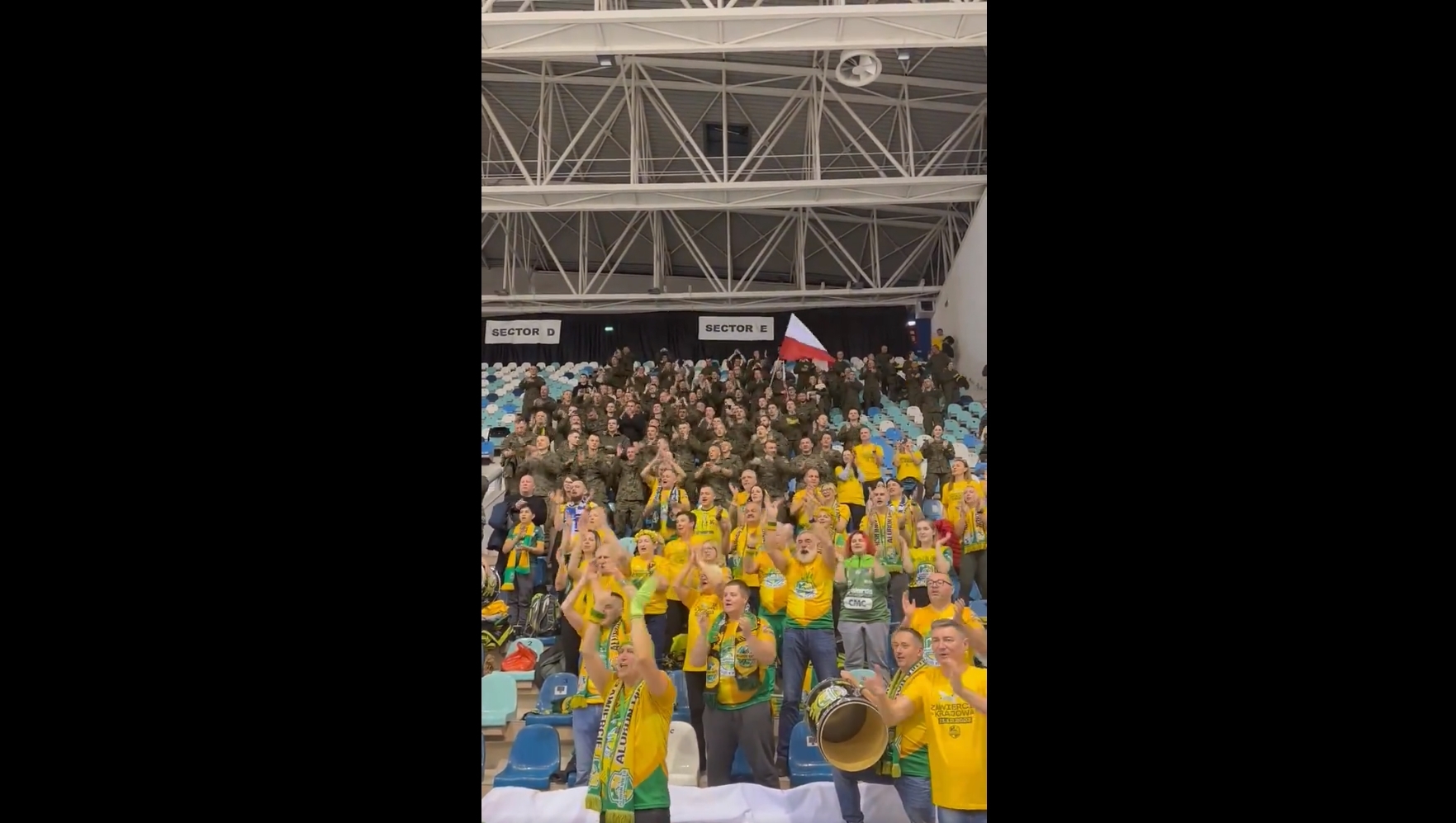 Polski klub otrzymał niesamowite wsparcie od żołnierzy. Wcielili się w rolę kibiców [WIDEO]