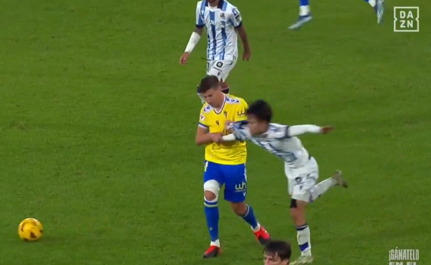 Sceny w La Liga rodem z freak-fightów. Rzucił rywalem o ziemię, reagował sędzia [WIDEO]