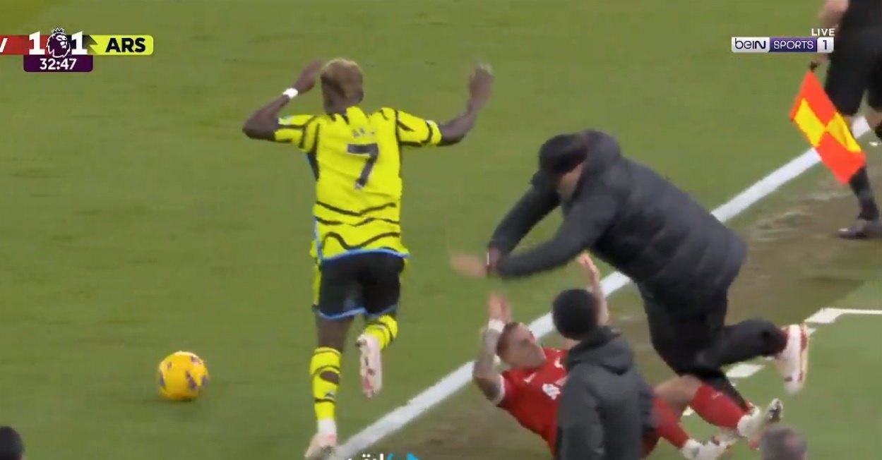 Saka wepchnął piłkarza Liverpoolu na Juergena Kloppa. Konieczna była zmiana [WIDEO]