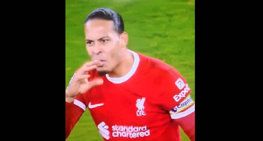 Van Dijk wpadł w szał. Szokujące zachowanie kapitana Liverpoolu wobec sędziego [WIDEO]
