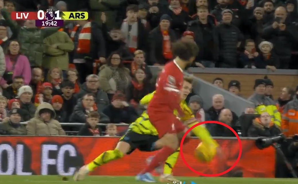Wielka kontrowersja w hicie Premier League. Dlatego Liverpool nie dostał rzutu karnego [WIDEO]