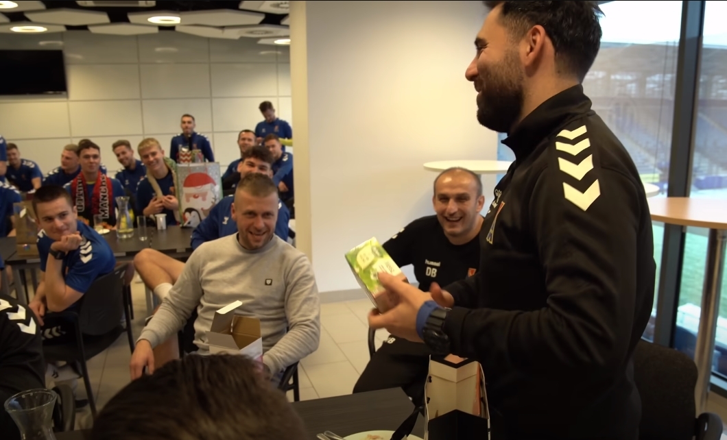 Goncalo Feio dostał melisę pod choinkę. Piłkarze nie mogli powstrzymać śmiechu [WIDEO]