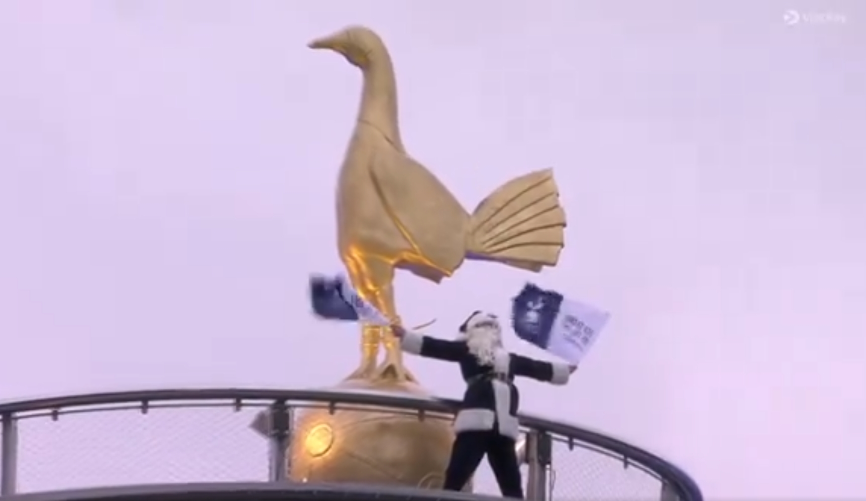 Niebezpieczna sytuacja w meczu Premier League. Święty Mikołaj wszedł na dach stadionu [WIDEO]