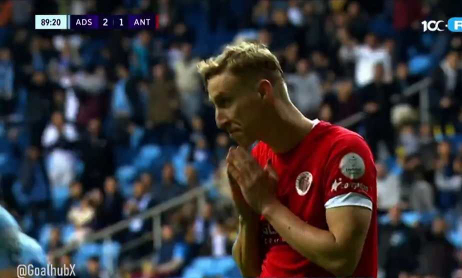 Koszmar Adama Buksy! Polak zmarnował rzut karny w 90. minucie [WIDEO]
