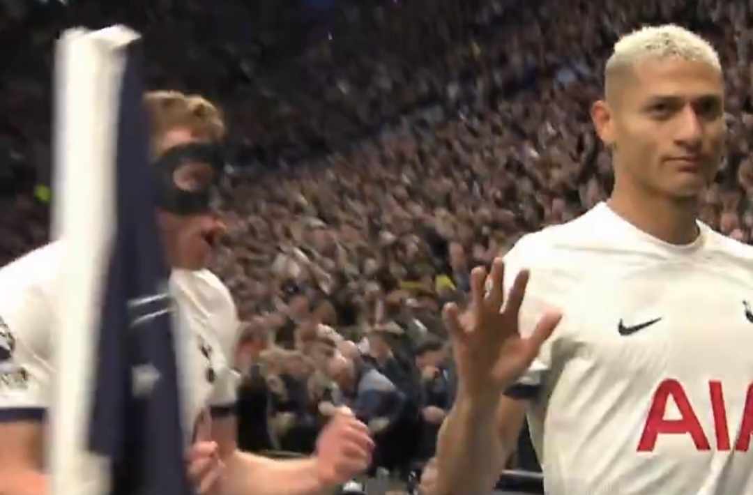 Kuriozalne zachowanie Richarlisona. Nagle napastnik przestał cieszyć się z gola [WIDEO]
