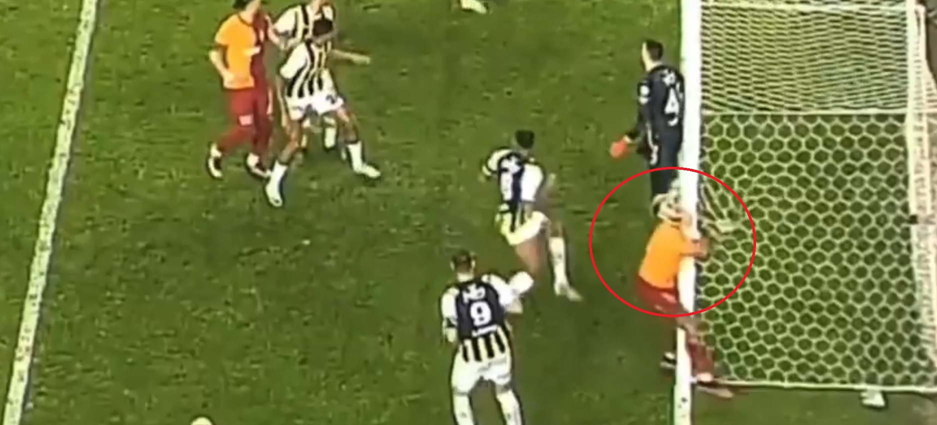 Icardi przywalił głową w słupek, Galatasaray grzmi o skandalu w hicie. "Manipulują tureckim futbolem" [WIDEO]
