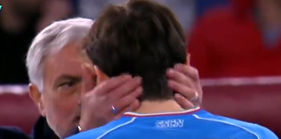 Jose Mourinho zaskoczył w swoim stylu. Złapał gwiazdora Napoli za szyję i dał mu lekcję [WIDEO]
