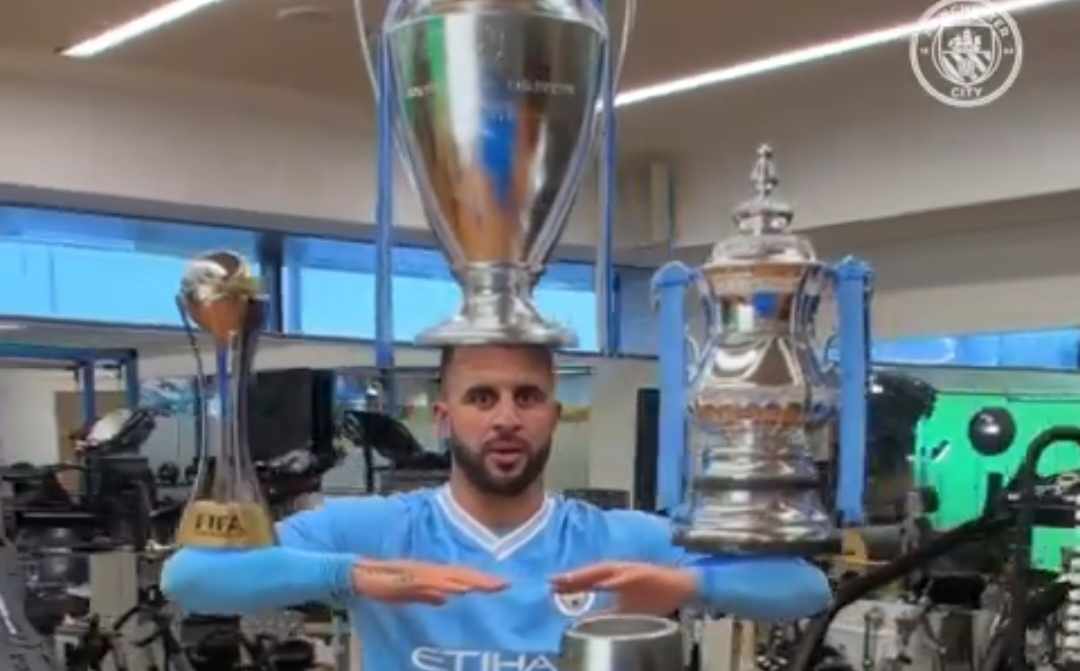 Szaleństwo kapitana Manchesteru City. Cyrkowa sztuczka ze wszystkimi zdobytymi trofeami [WIDEO]