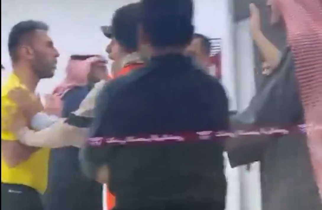 Skandal z udziałem sędziego. Rzucił się na piłkarzy, odciągali go asystenci [WIDEO]