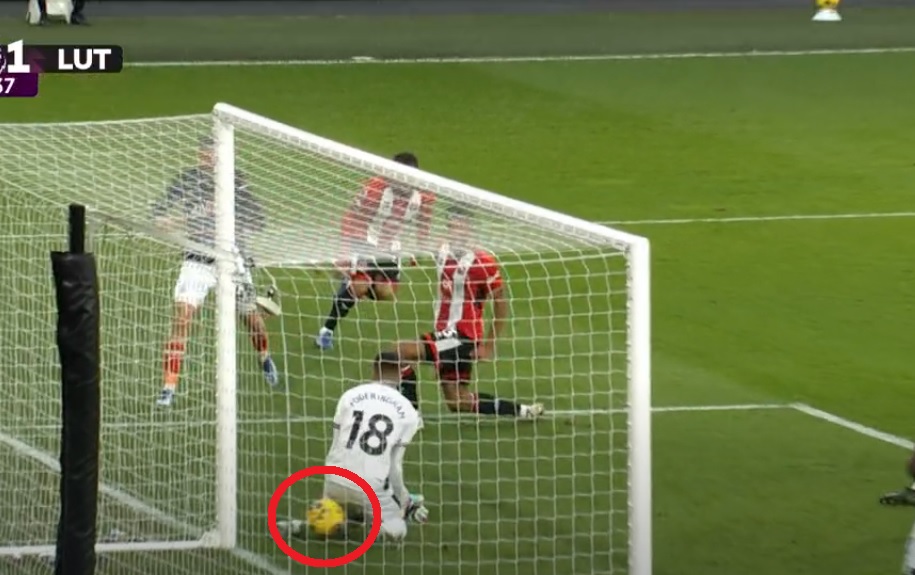 Sheffield United rozdawało prezent za prezentem. Straszny błąd bramkarza i dwa samobóje beniaminka [WIDEO]