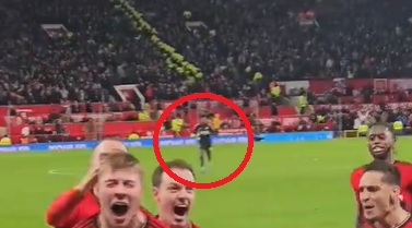 Kompletne szaleństwo bramkarza Premier League. Przebiegł całe boisko, aby świętować zwycięskiego gola [WIDEO]