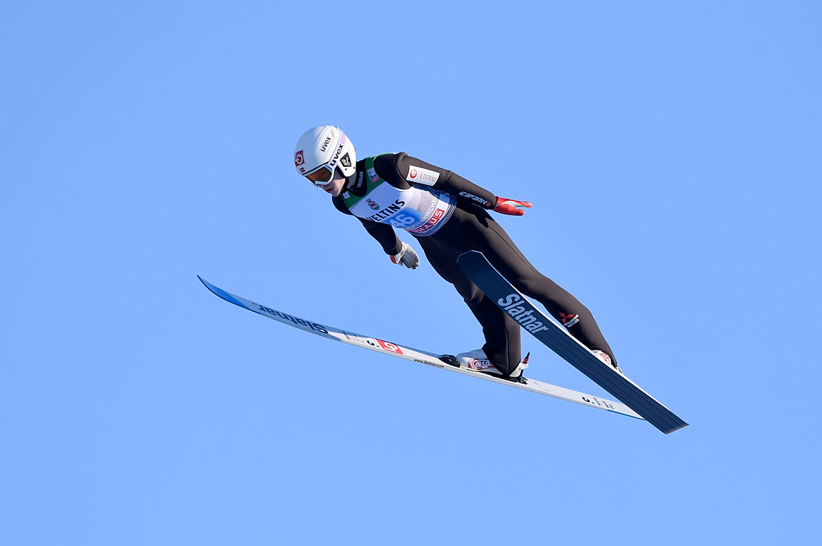Groźny upadek norweskiego skoczka. Od razu został odwieziony do szpitala, przejdzie badania