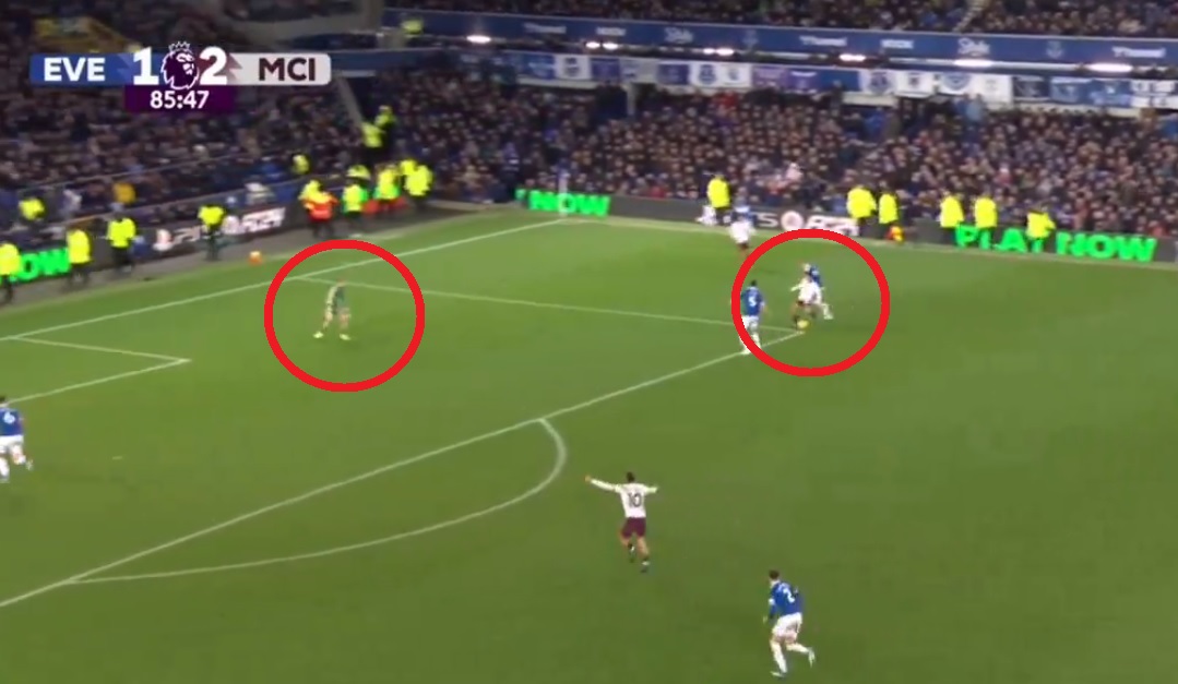 Manchester City pokazał, jak odrabiać straty. Silva skarcił Pickforda za fatalny błąd [WIDEO]