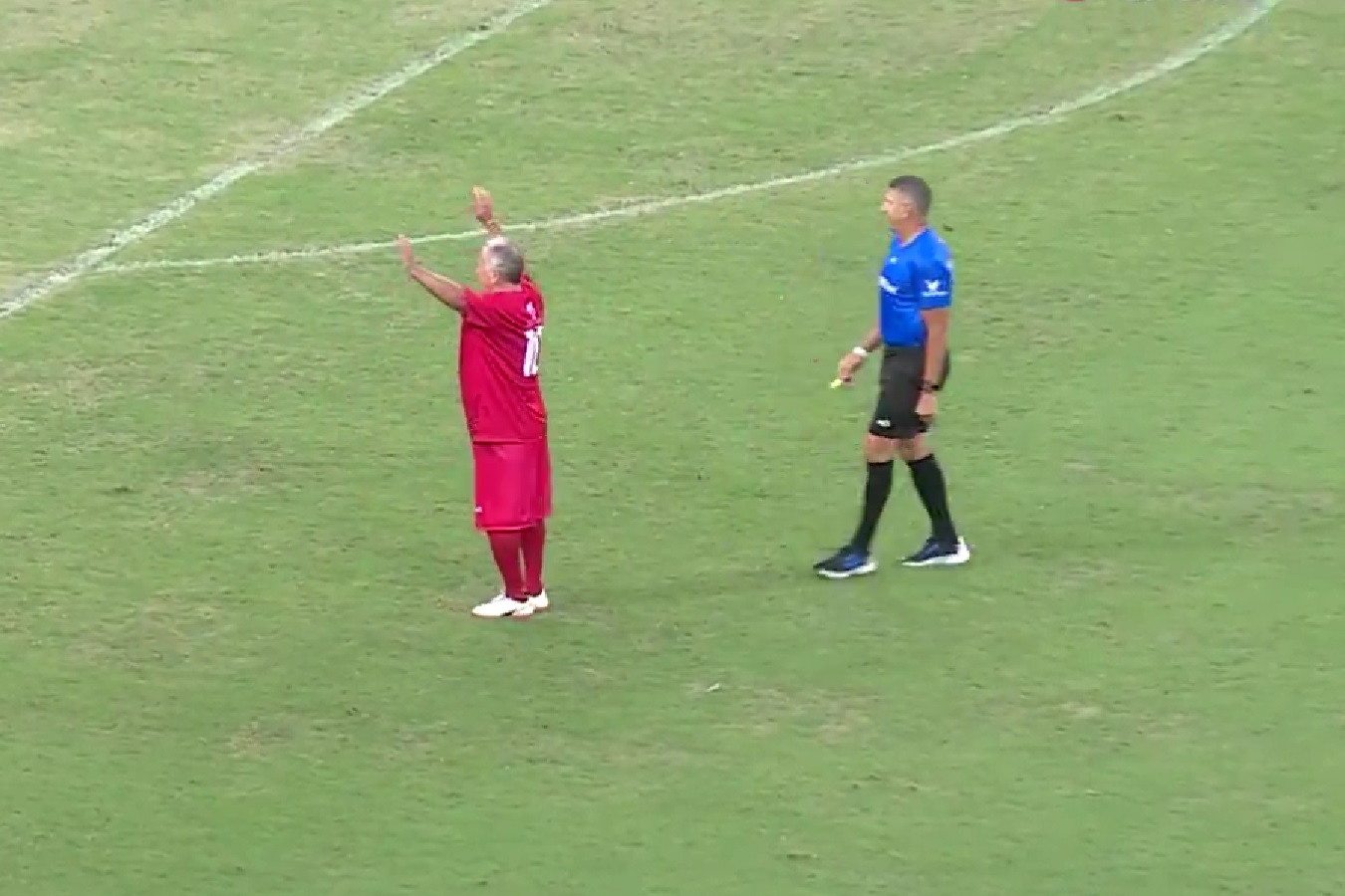 70-letni gwiazdor błysnął w charytatywnym meczu. Strzelił dwa gole, po czym nieomal zemdlał [WIDEO]