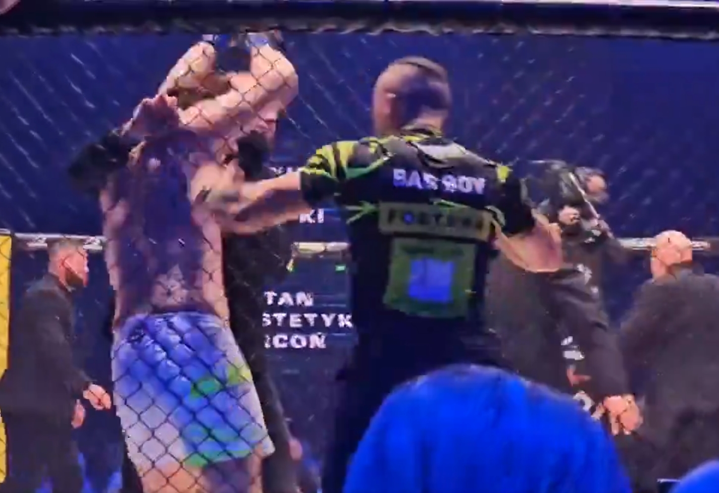 Marcoń zaatakowany przez kolegę Załęckiego. Kuriozalna sytuacja na gali Clout MMA 3 [WIDEO]