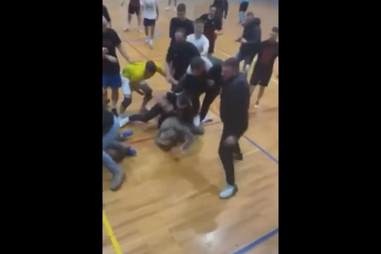 Sceny rodem z MMA na boisku piłkarskim. Kolosalna bijatyka podczas... świątecznego turnieju [WIDEO]