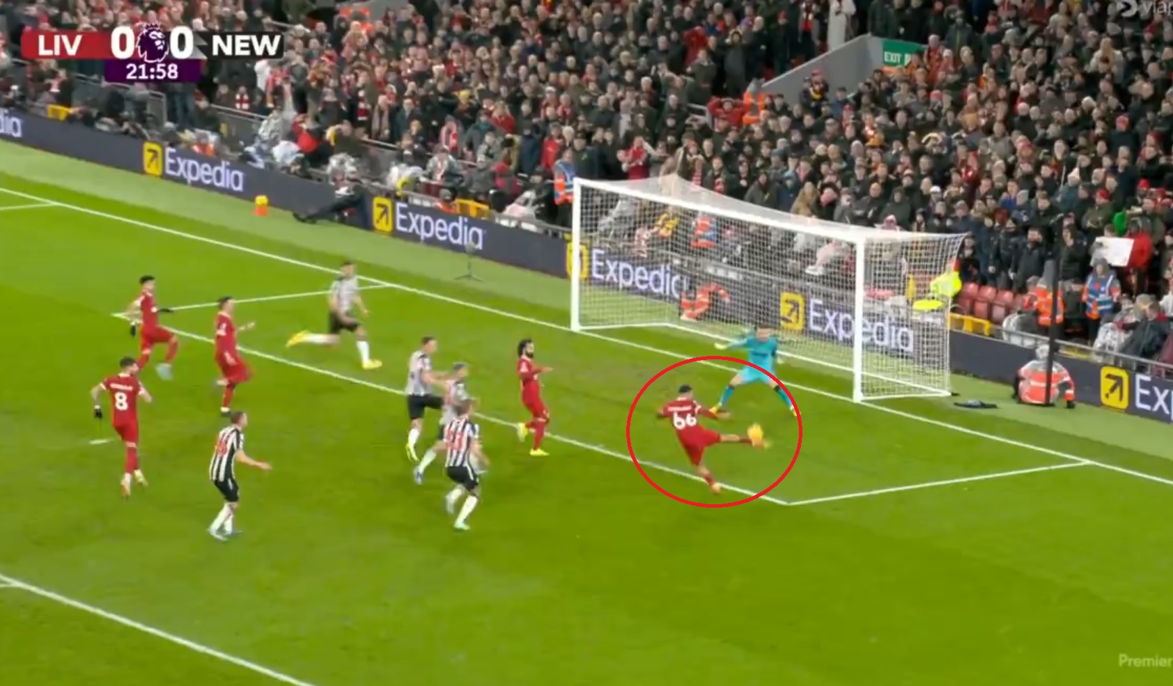 Koszmarne pudła graczy Liverpoolu! Salah zmarnował karnego, Alexander-Arnold skiksował z kilku metrów! [WIDEO]