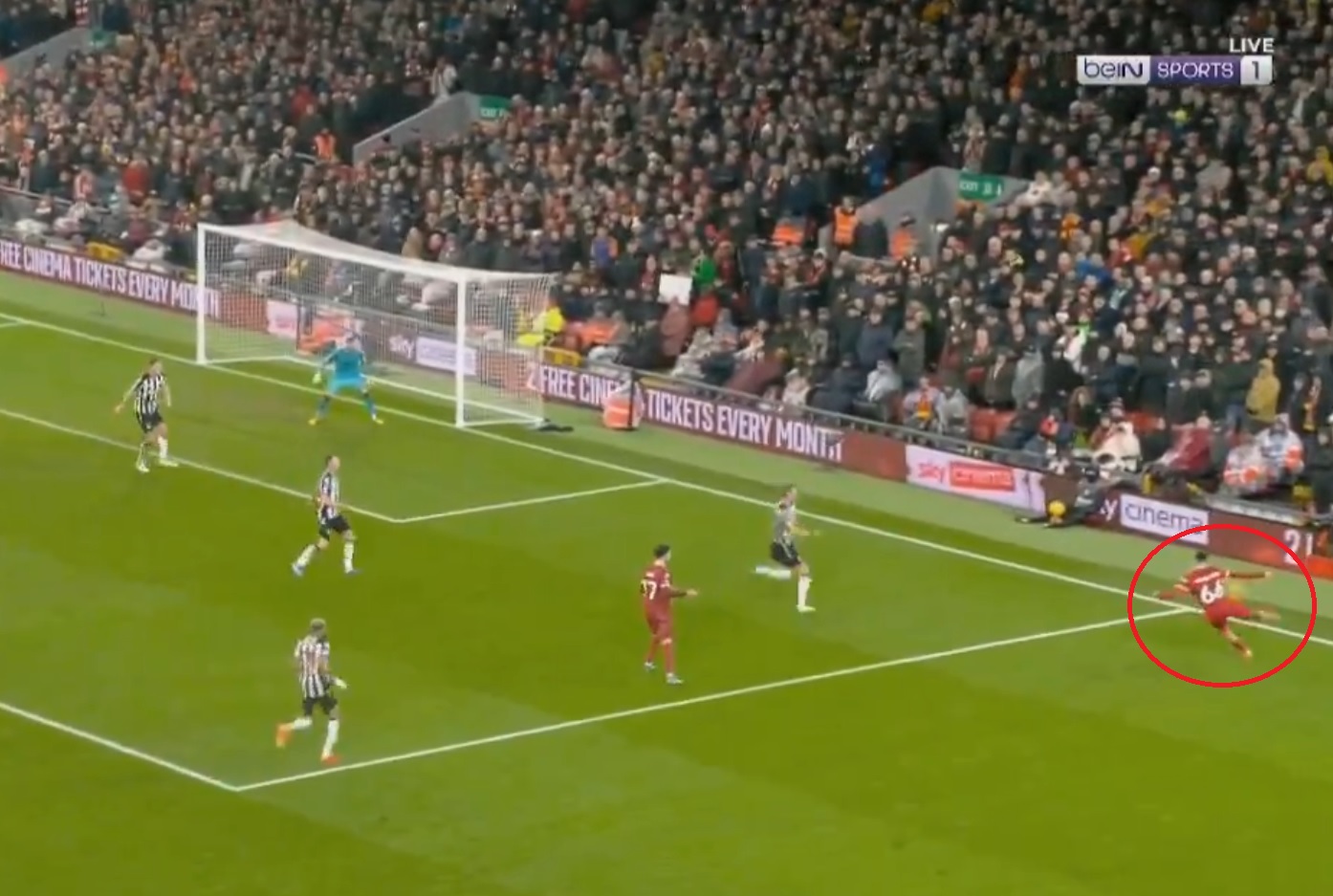 Najpierw fatalne pudło, później cudowny strzał gracza Liverpoolu! "Centymetry od Nagrody Puskasa 2024" [WIDEO]