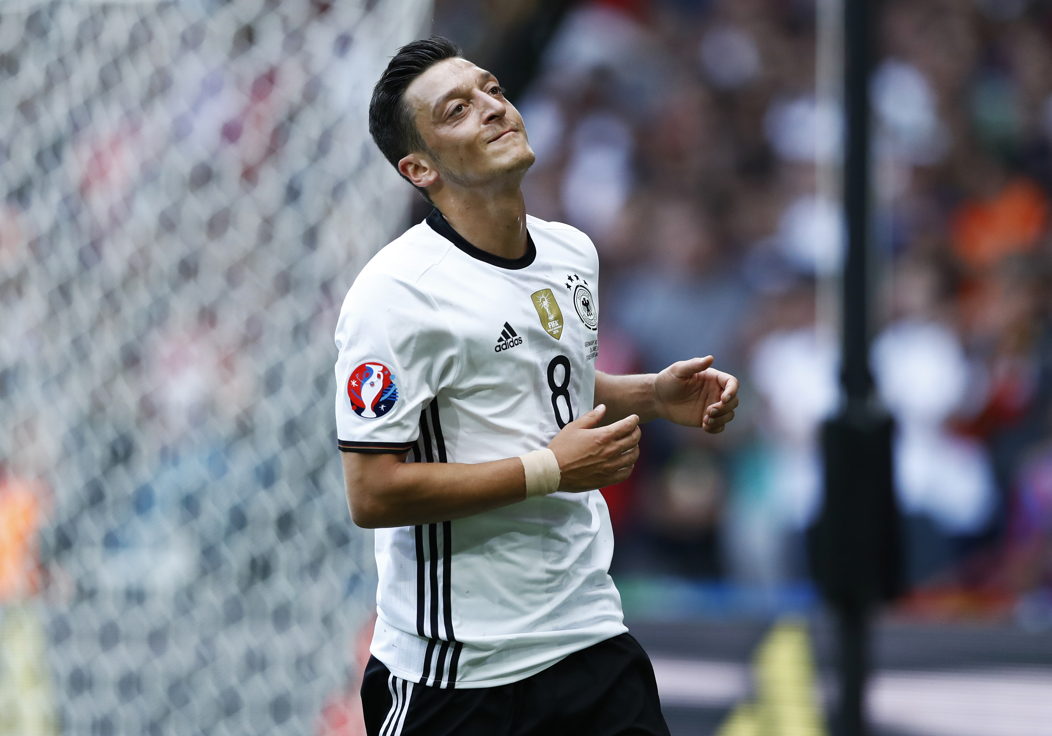 Mesut Oezil wskazał najlepszego obrońcę świata. "Możecie zapytać Haalanda lub Osimhena"