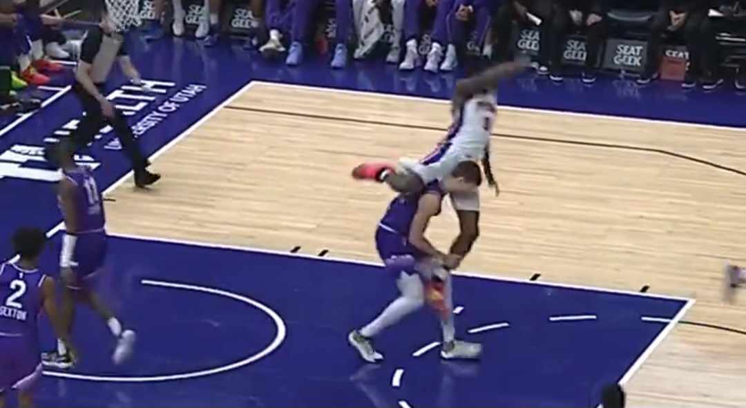 Niebezpieczne sceny w NBA. Koszykarz wskoczył na rywala i spadł na parkiet [WIDEO]